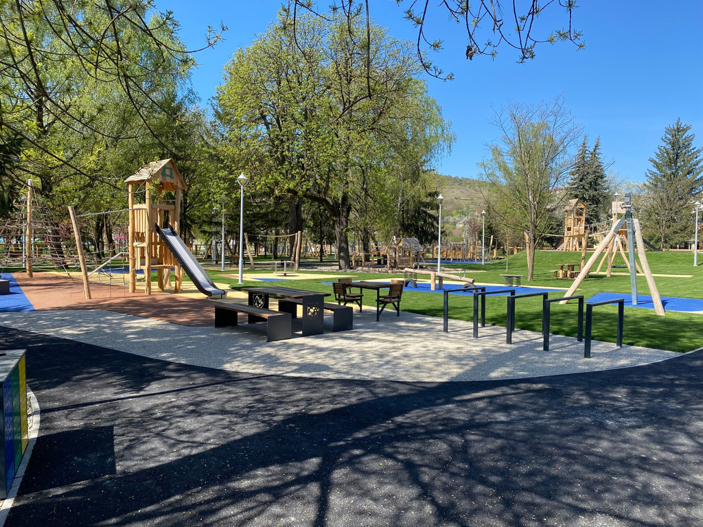 Szabadidős szolgáltatások javítása a központi városi park sportpályájának és játszóterének modernizálásával/felújításával/felszerelésével Székelyudvarhelyen